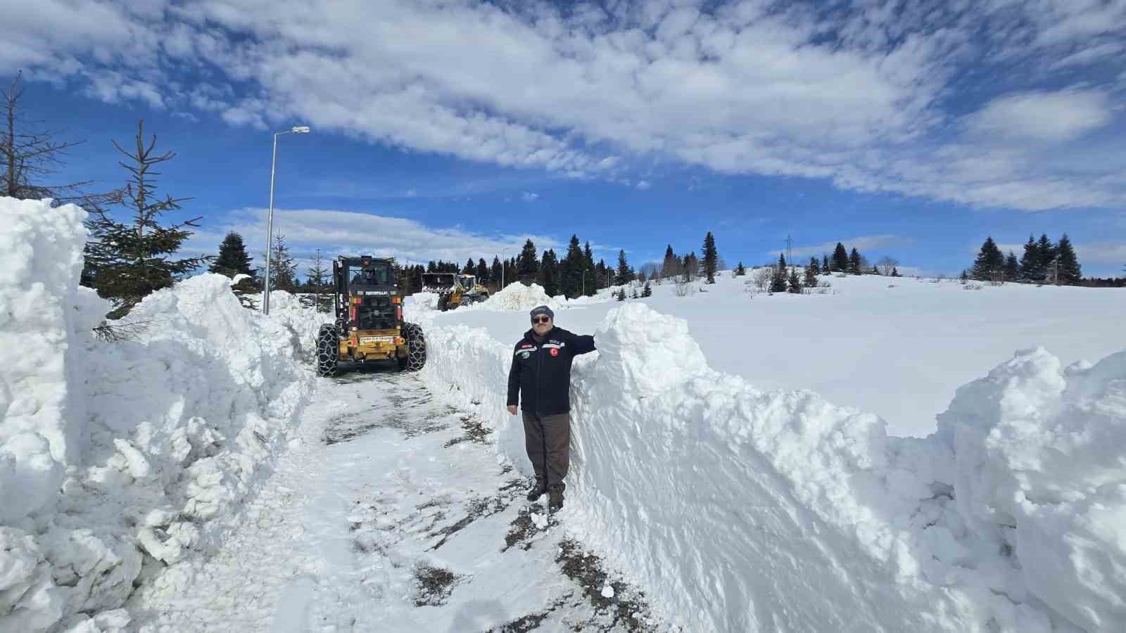 Giresun’un turizm merkezi Kulakkaya Yaylası’nda kar kalınlığı 2 metreyi buldu
Giresun’un turizm merkezi Kulakkaya Yaylası’nda kar kalınlığı 2 metreyi buldu