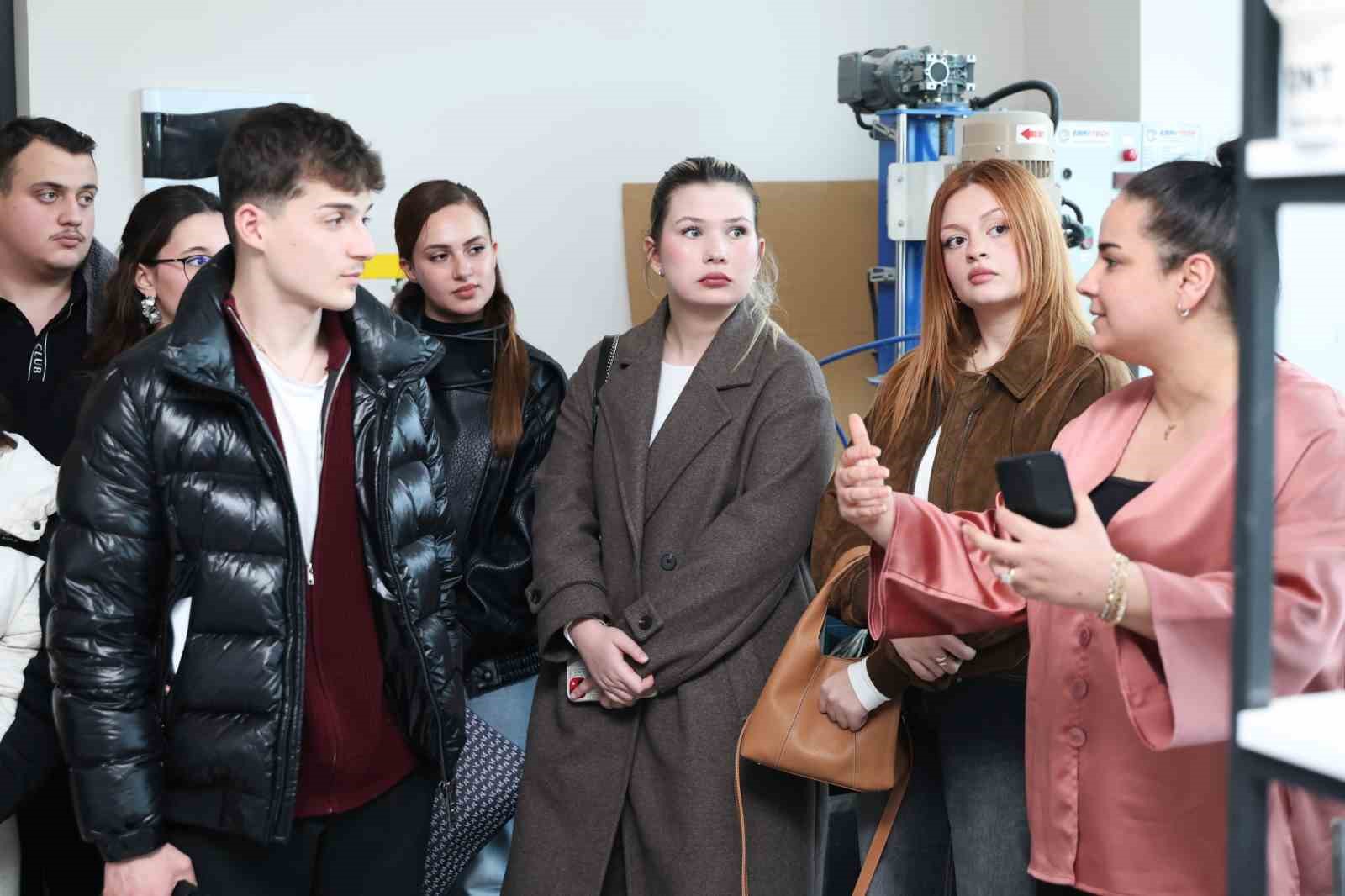 Girişimci adayı öğrenciler işi mutfağında öğreniyor
Girişimci adayı öğrenciler işi mutfağında öğreniyor