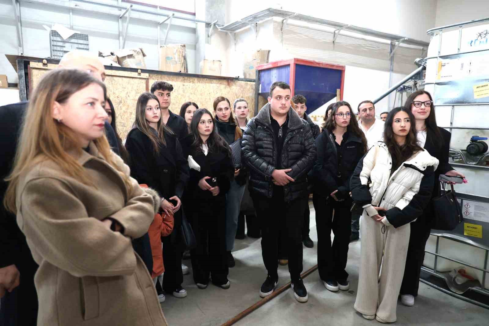 Girişimci adayı öğrenciler işi mutfağında öğreniyor
Girişimci adayı öğrenciler işi mutfağında öğreniyor