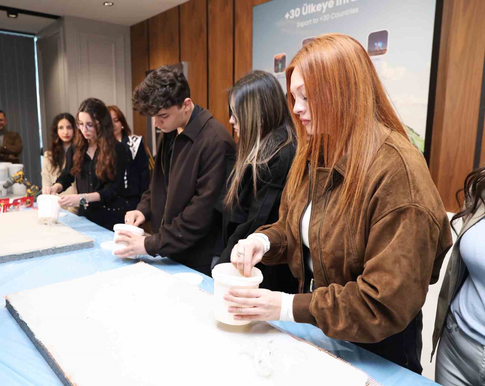 Girişimci adayı öğrenciler işi mutfağında öğreniyor
Girişimci adayı öğrenciler işi mutfağında öğreniyor