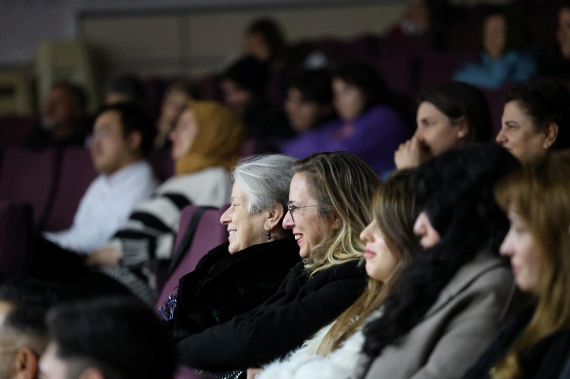 "Git Başımdan" oyunu sanatseverlerle buluştu
