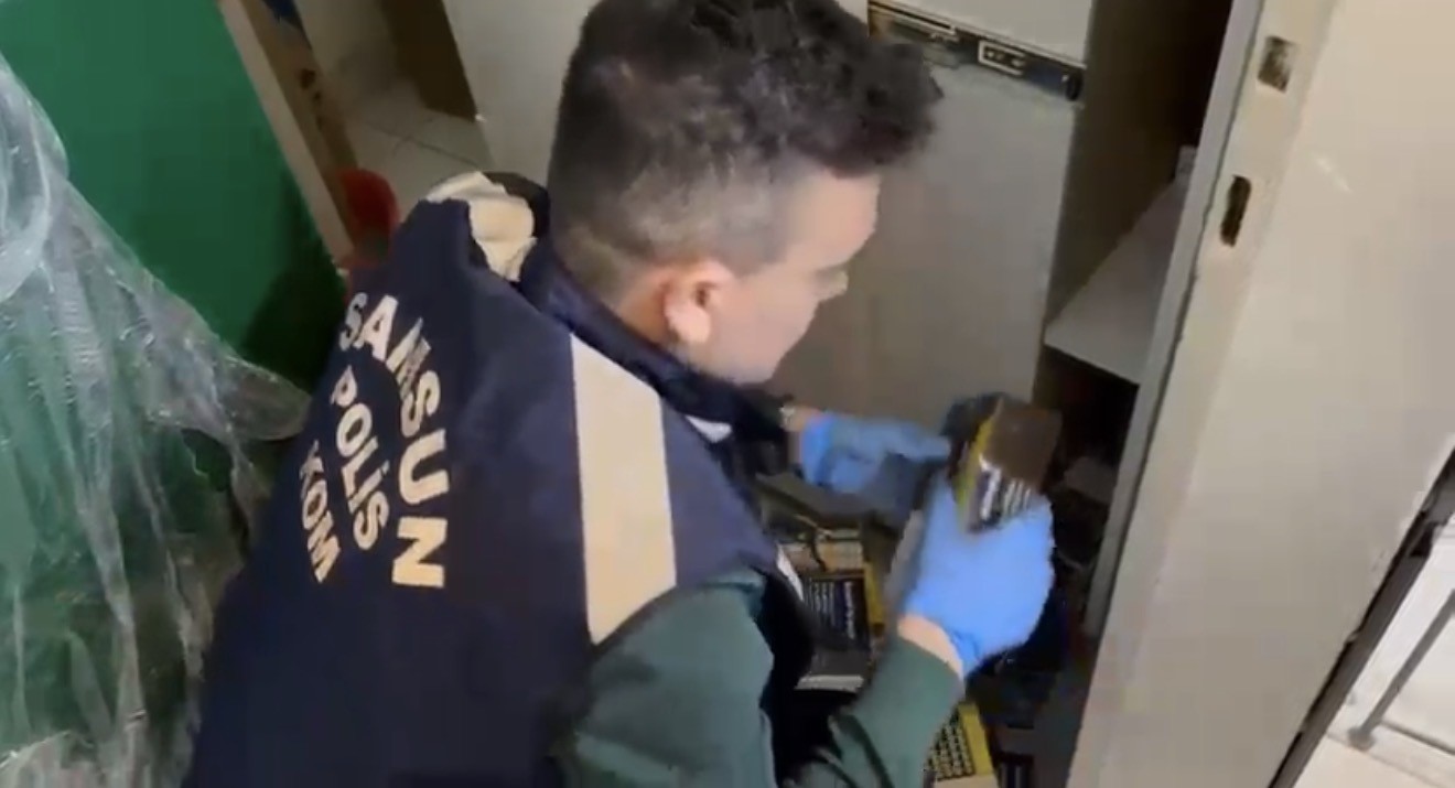 Gizli bölmeli kaçak tütün operasyonu
