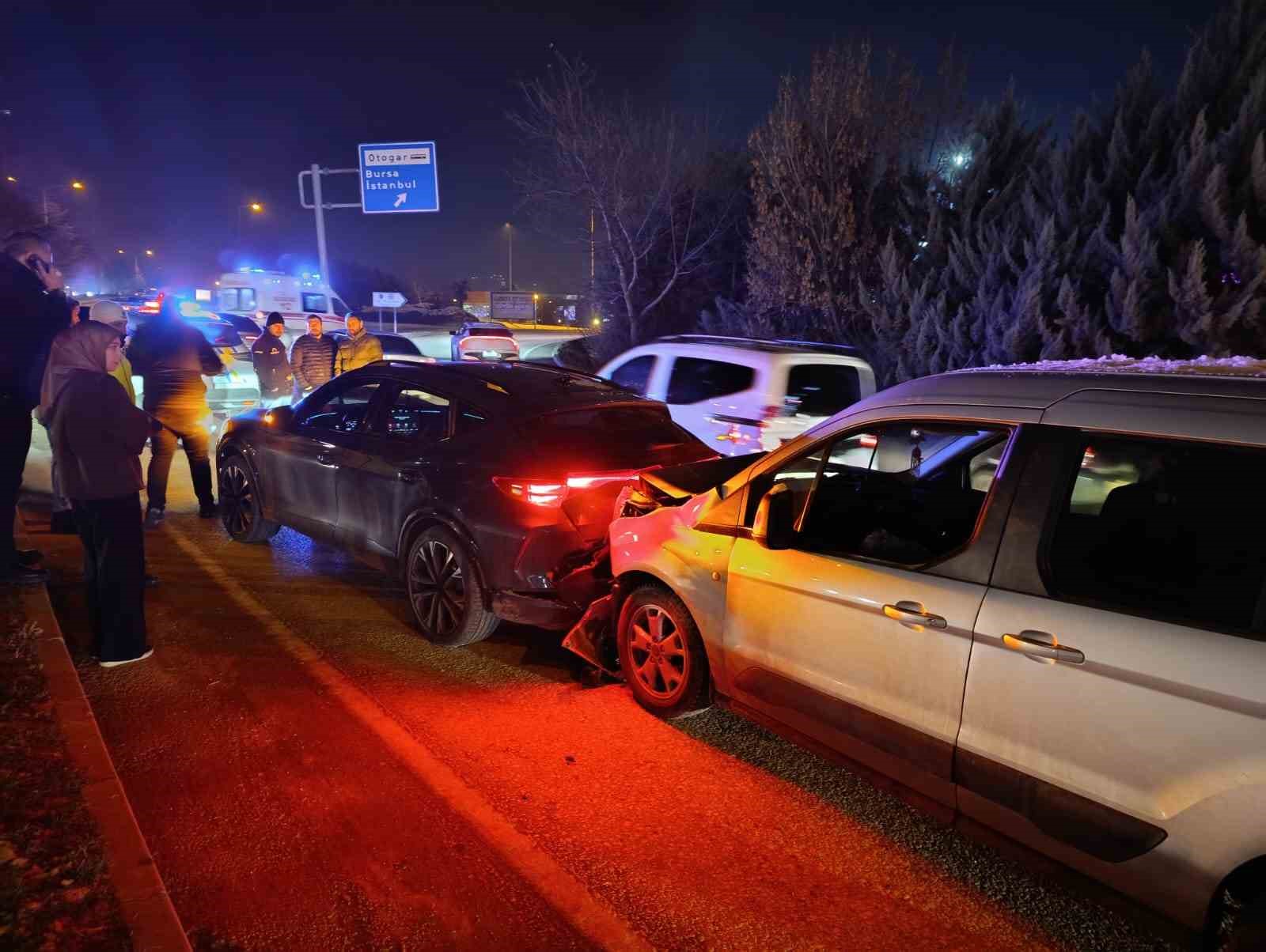 Gizli buzlanma kazayı beraberinde getirdi: 3 kişi yaralandı
