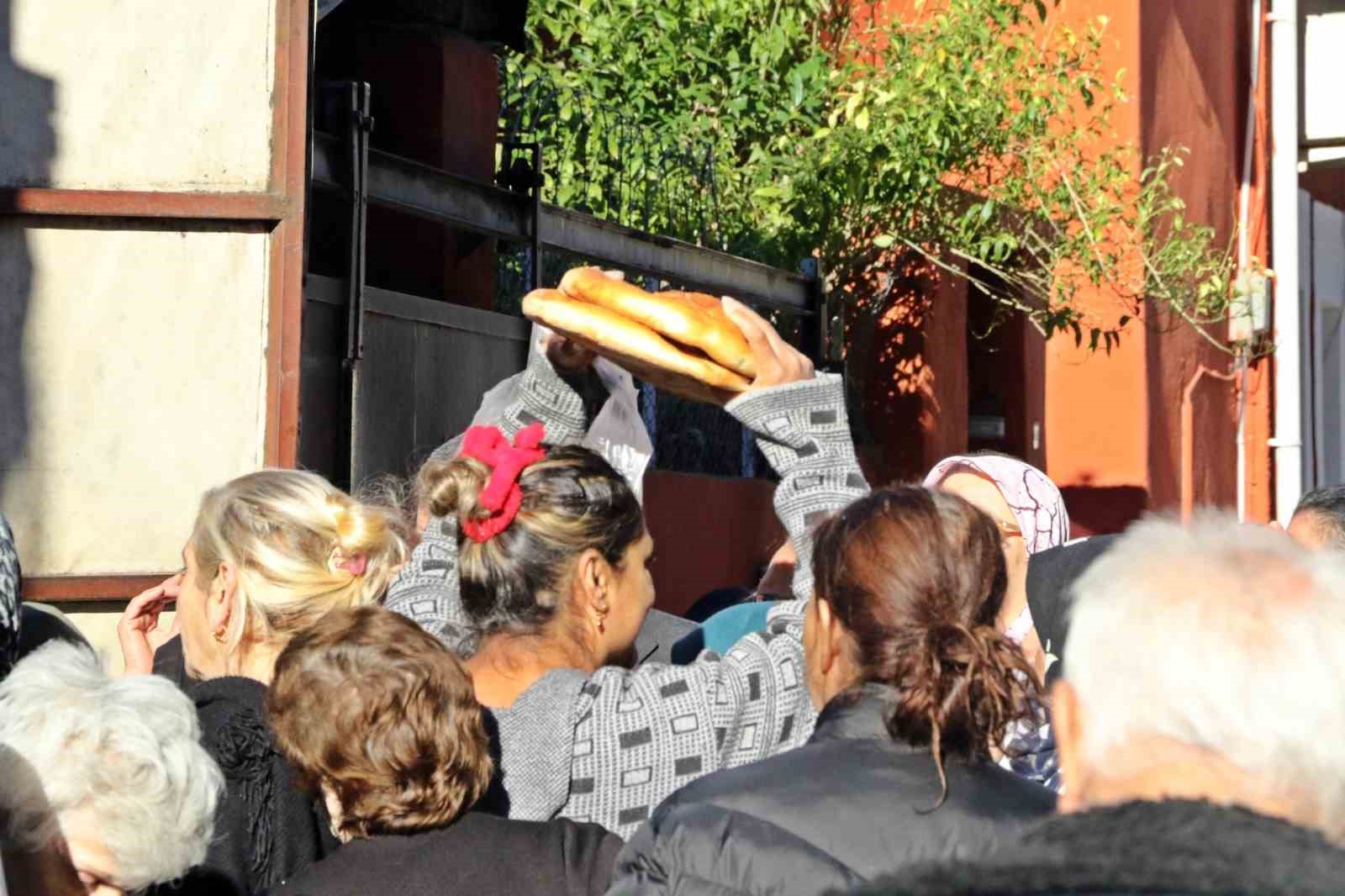 Gizli hayırseverin ücretsiz pide kuyruğu
