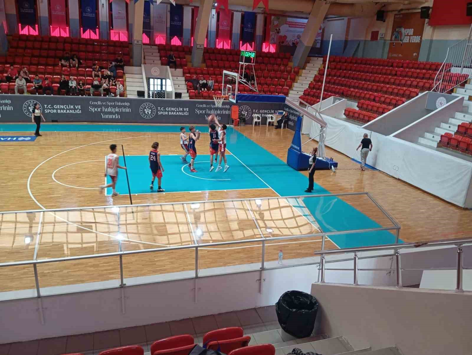 GKV’nin namağlup şampiyon takımı Türkiye Finallerinde
GKV’nin namağlup şampiyon takımı Türkiye Finallerinde