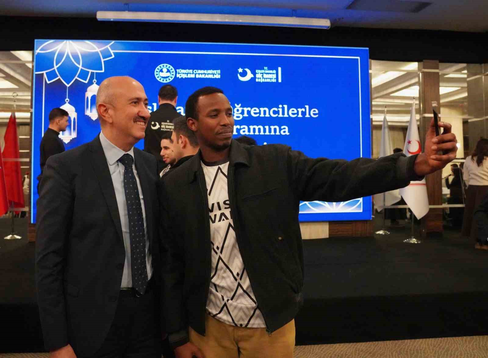 Göç İdaresi Başkanlığı uluslararası öğrencilerle iftar yemeğinde bir araya geldi
Göç İdaresi Başkanlığı uluslararası öğrencilerle iftar yemeğinde bir araya geldi