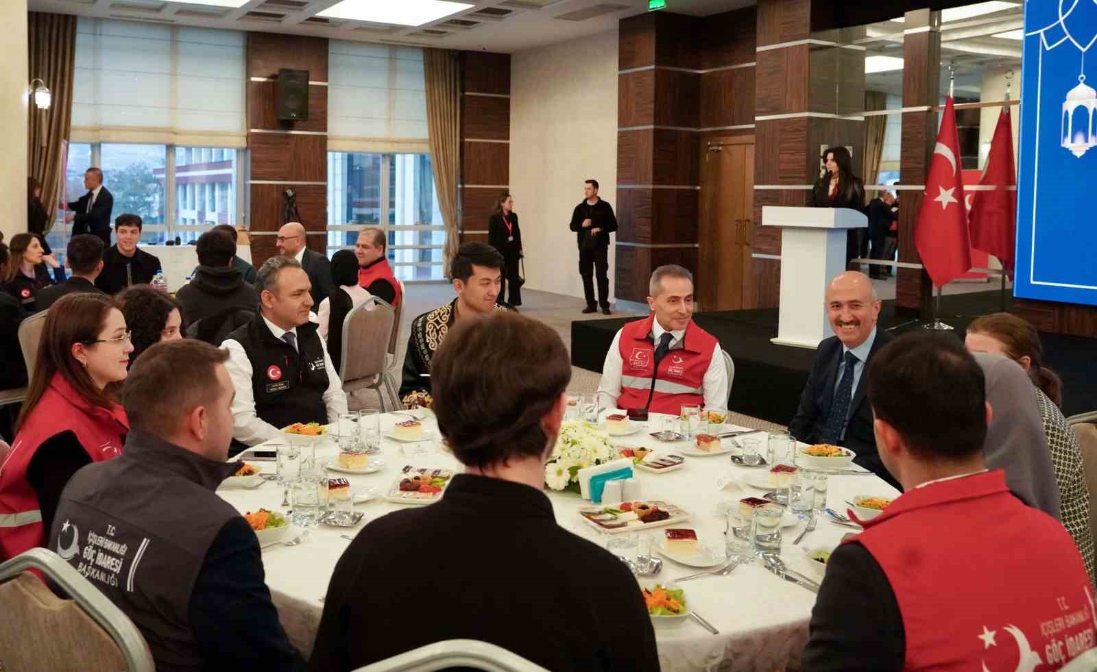 Göç İdaresi Başkanlığı uluslararası öğrencilerle iftar yemeğinde bir araya geldi
Göç İdaresi Başkanlığı uluslararası öğrencilerle iftar yemeğinde bir araya geldi