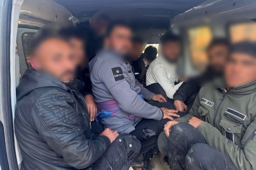 Göçmenler balık istifi gibi taşınırken yakalandılar
