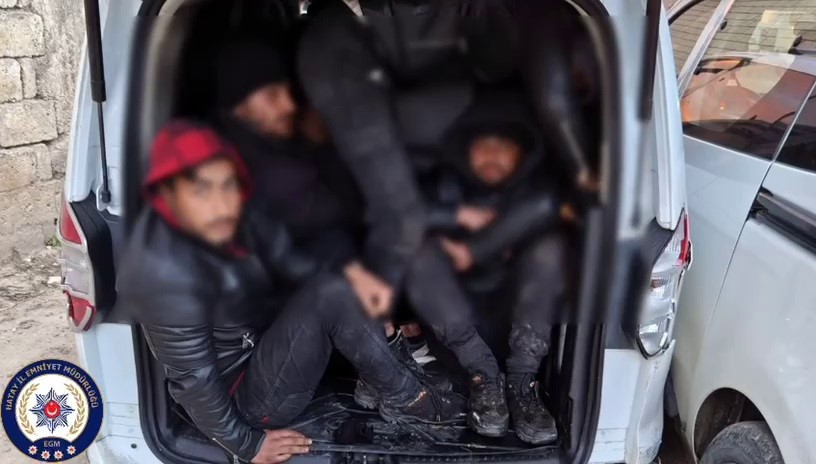 Göçmenleri tıka basa taşırken yakayı ele veren insan kaçakçısı tutuklandı
