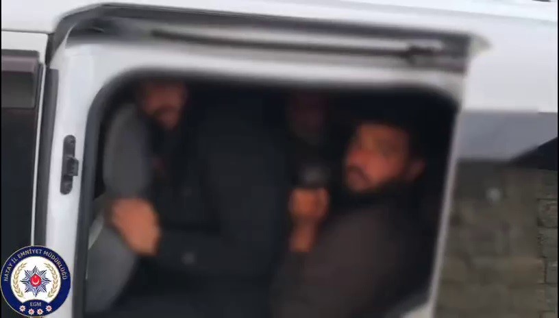 Göçmenleri tıka basa taşırken yakayı ele veren insan kaçakçısı tutuklandı
