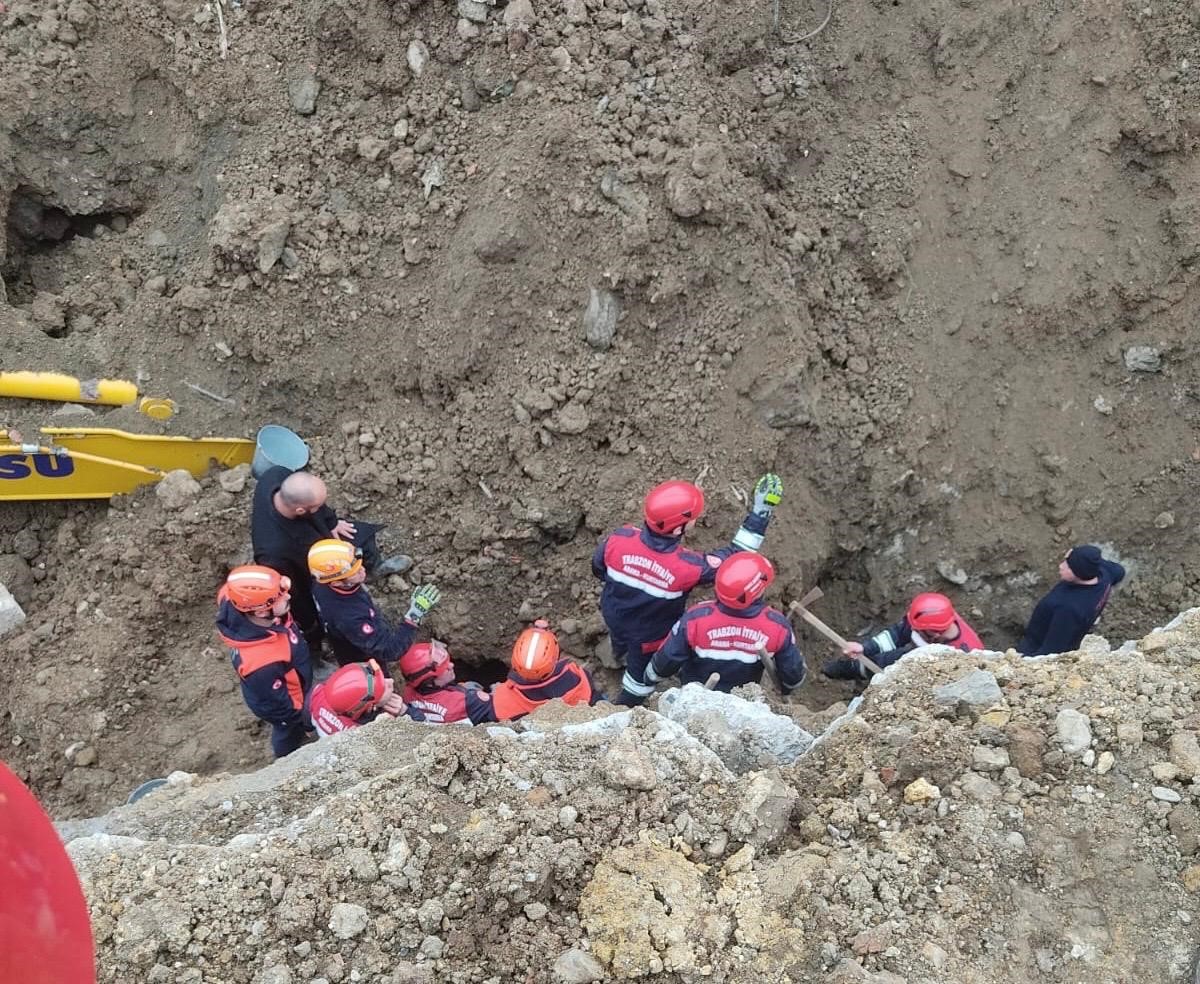 Göçükte toprak altında kalan iş makinesi operatörü kurtarıldı
