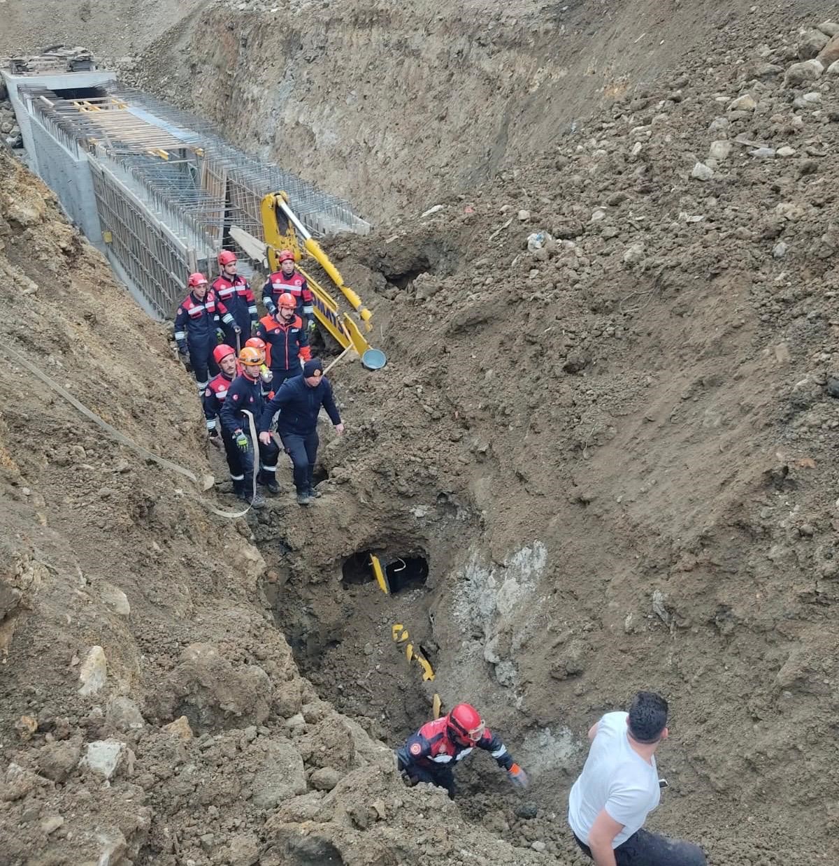 Göçükte toprak altında kalan iş makinesi operatörü kurtarıldı
