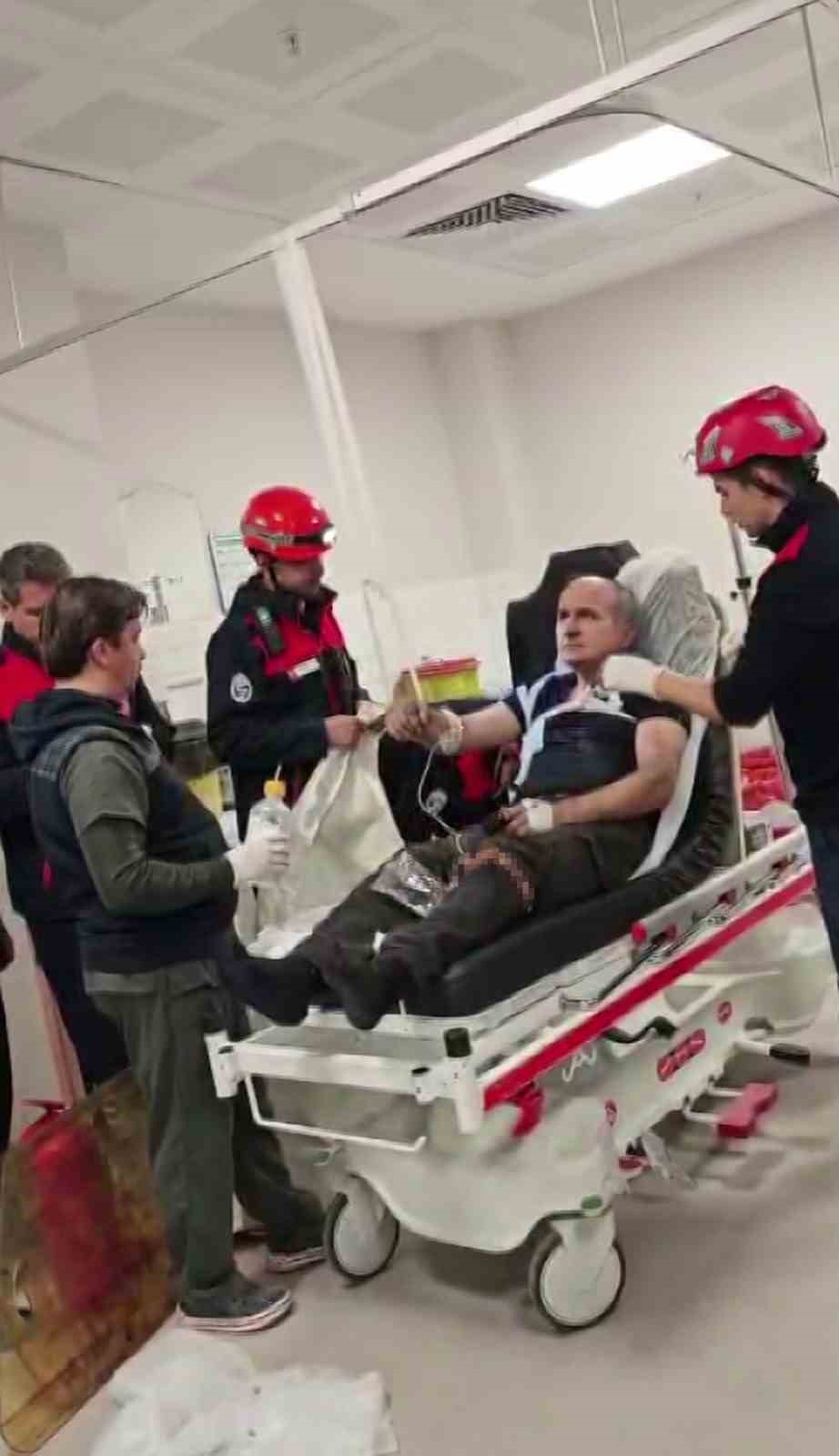 Göğüs boşluğuna demir saplanan hastanın ameliyatına itfaiye girdi
