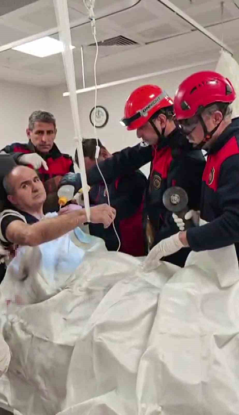 Göğüs boşluğuna demir saplanan hastanın ameliyatına itfaiye girdi
