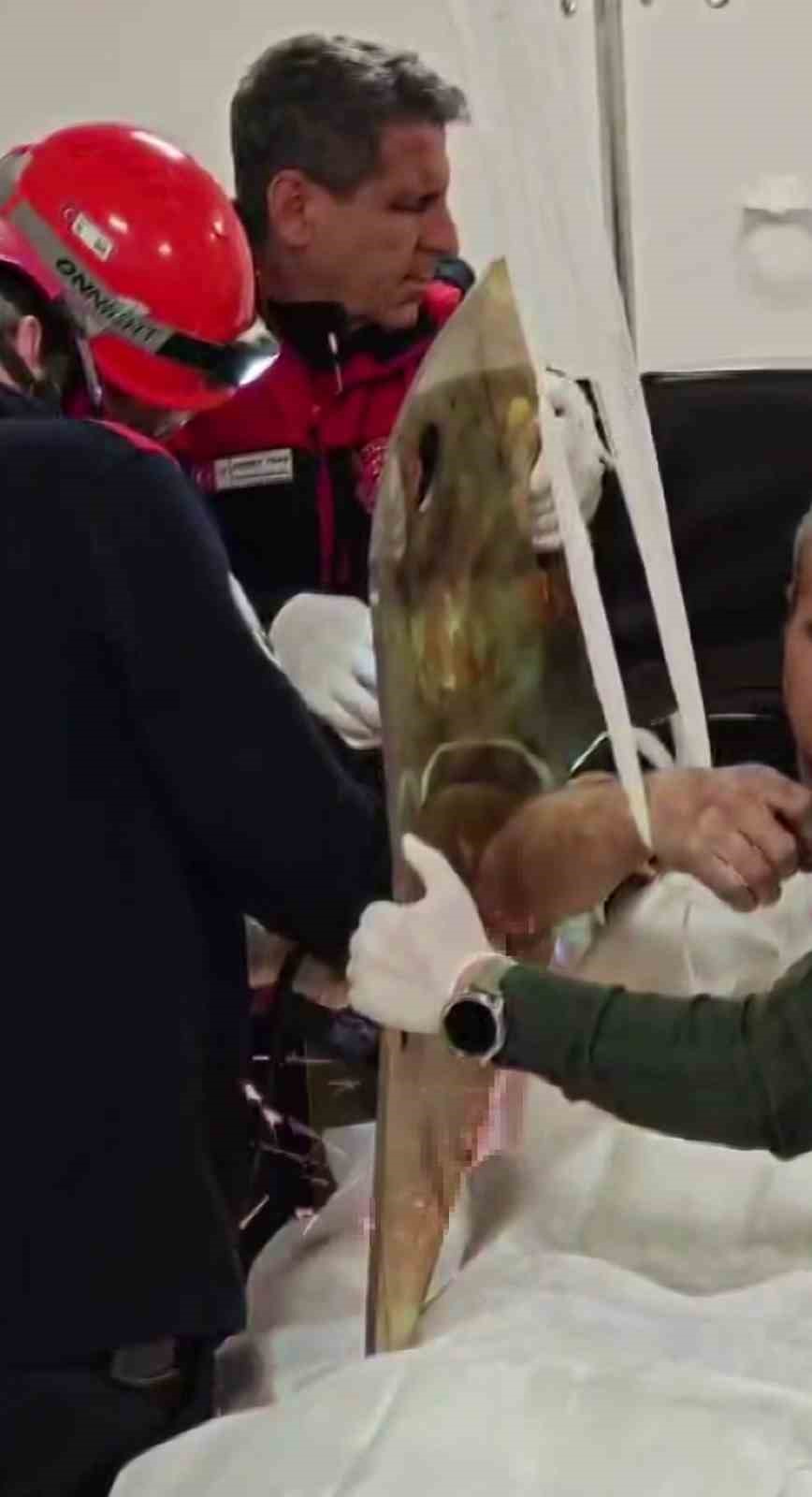 Göğüs boşluğuna demir saplanan hastanın ameliyatına itfaiye girdi
