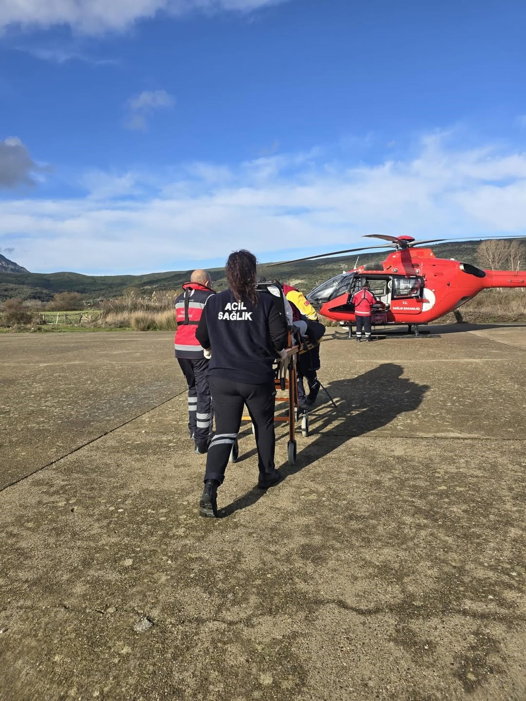 Gökçeada’da rahatsızlanan hasta helikopter ambulansla Çanakkale’ye sevk edildi
