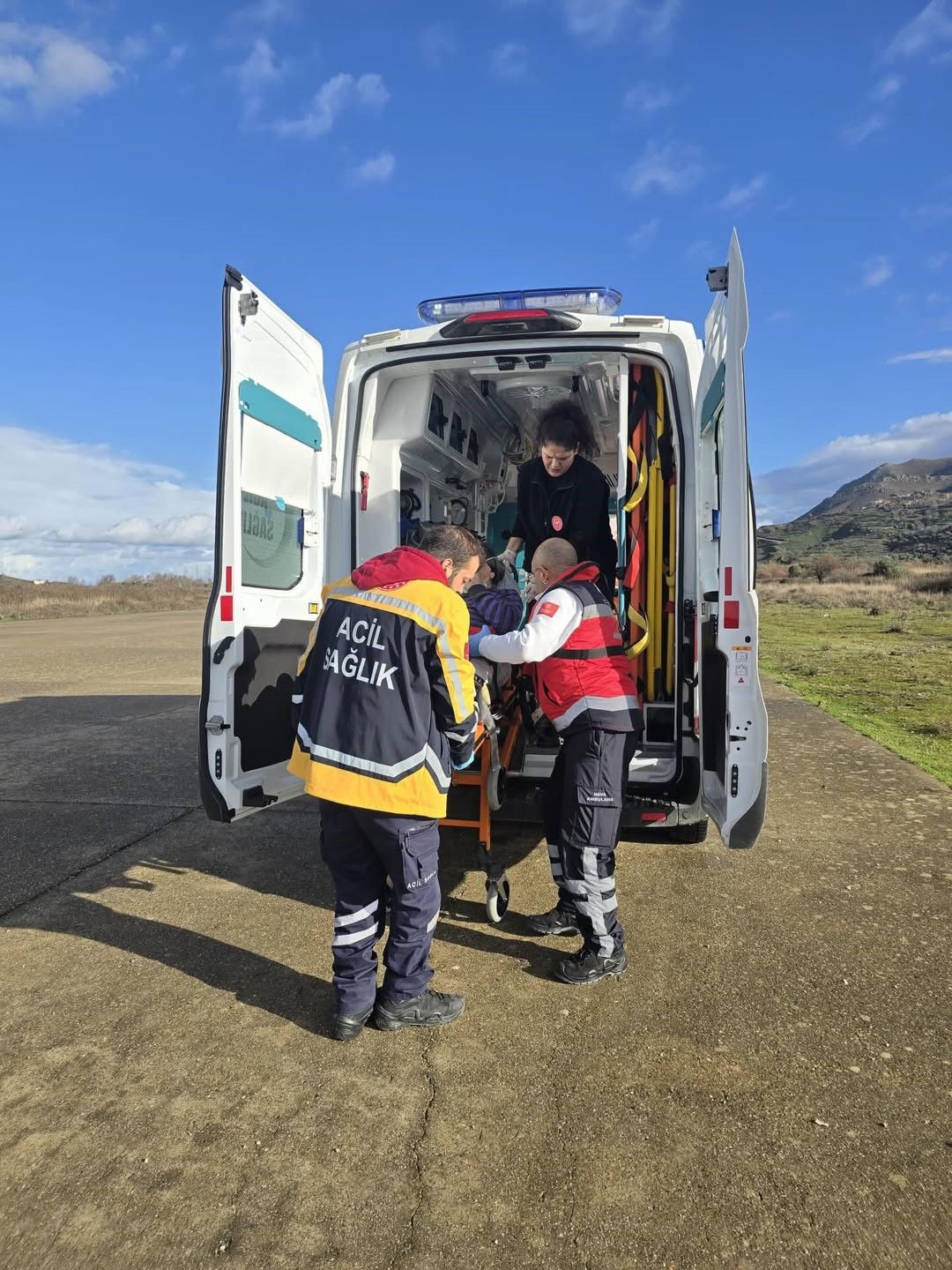 Gökçeada’da rahatsızlanan hasta helikopter ambulansla Çanakkale’ye sevk edildi
