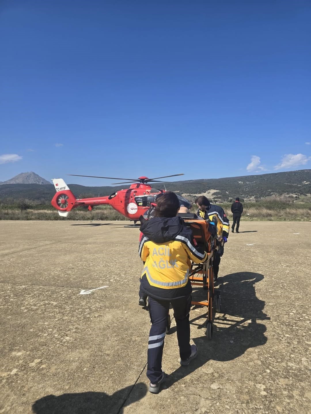 Gökçeada’da rahatsızlanan hasta helikopter ambulansla Çanakkale’ye sevk edildi
