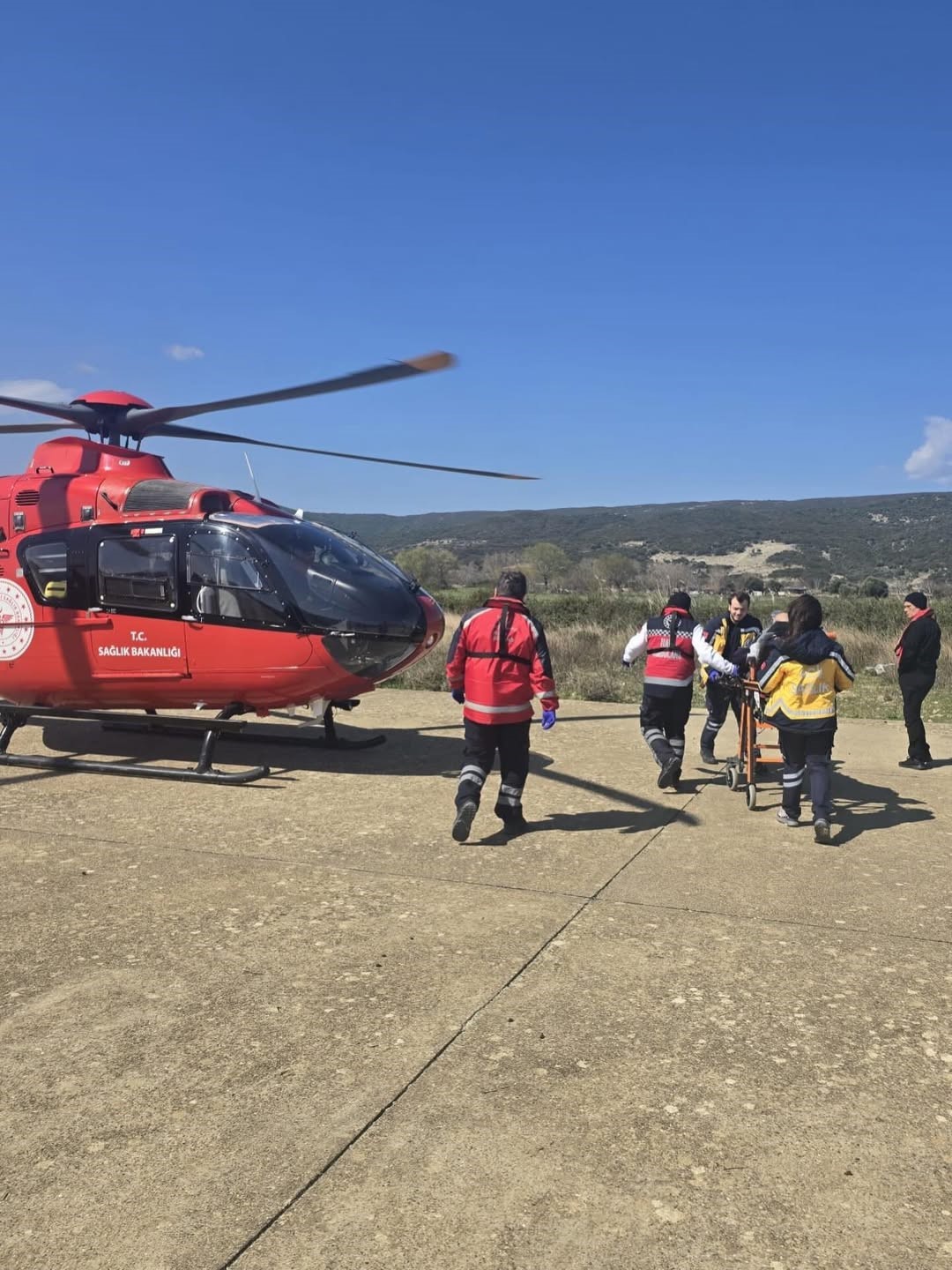 Gökçeada’da rahatsızlanan hasta helikopter ambulansla Çanakkale’ye sevk edildi
