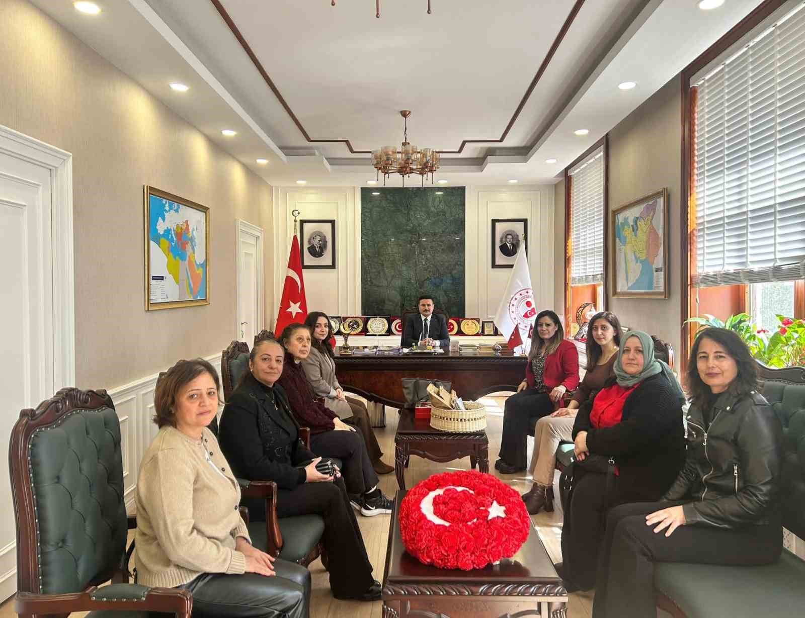 Gökçeadalı kadınlardan Kaymakam Acar’a el emeği hediyesi
