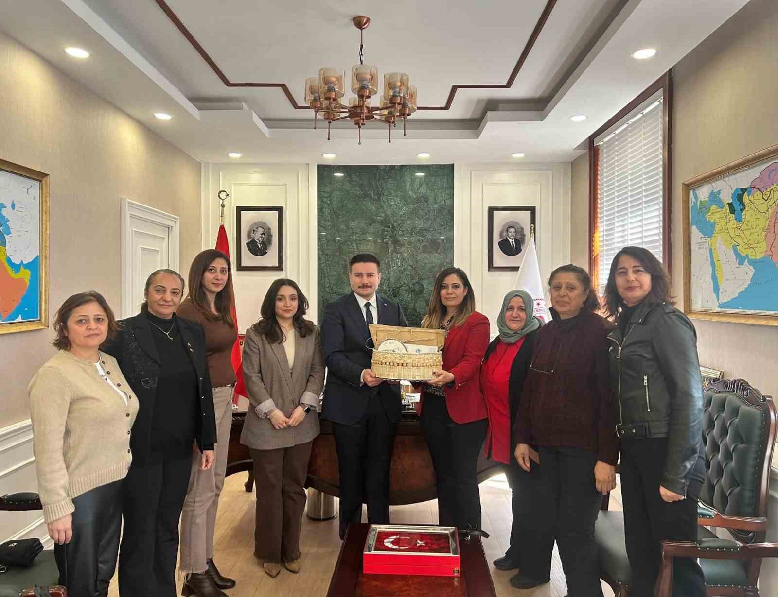 Gökçeadalı kadınlardan Kaymakam Acar’a el emeği hediyesi
