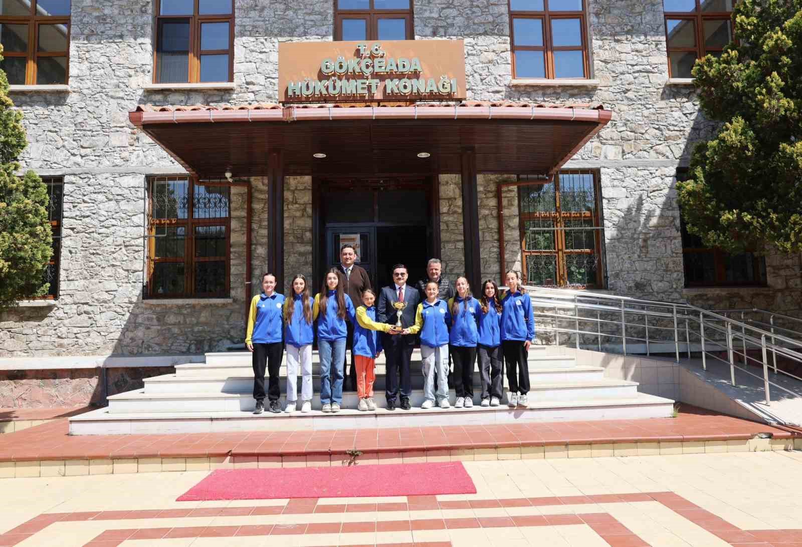 Gökçeada’nın şampiyon kızları kaymakamlık makamında ağırlandı
