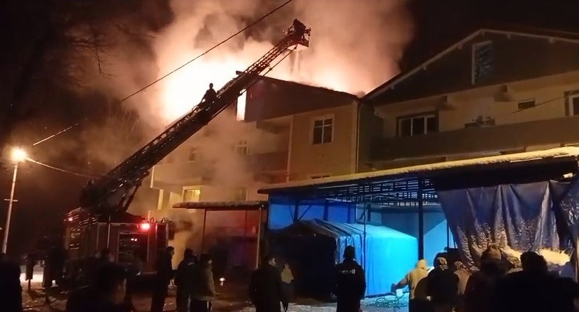 Gökçebey’de 3 katlı binanın çatısı alev alev yandı
