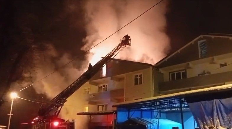 Gökçebey’de 3 katlı binanın çatısı alev alev yandı
