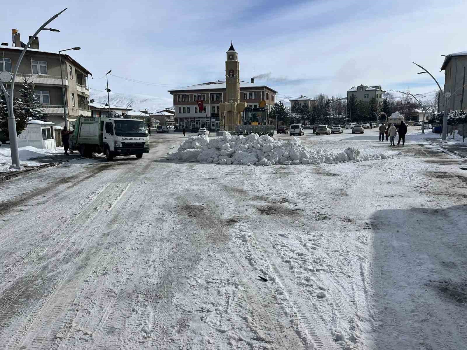 Gökçedere’de karla mücadele çalışmaları sürüyor
