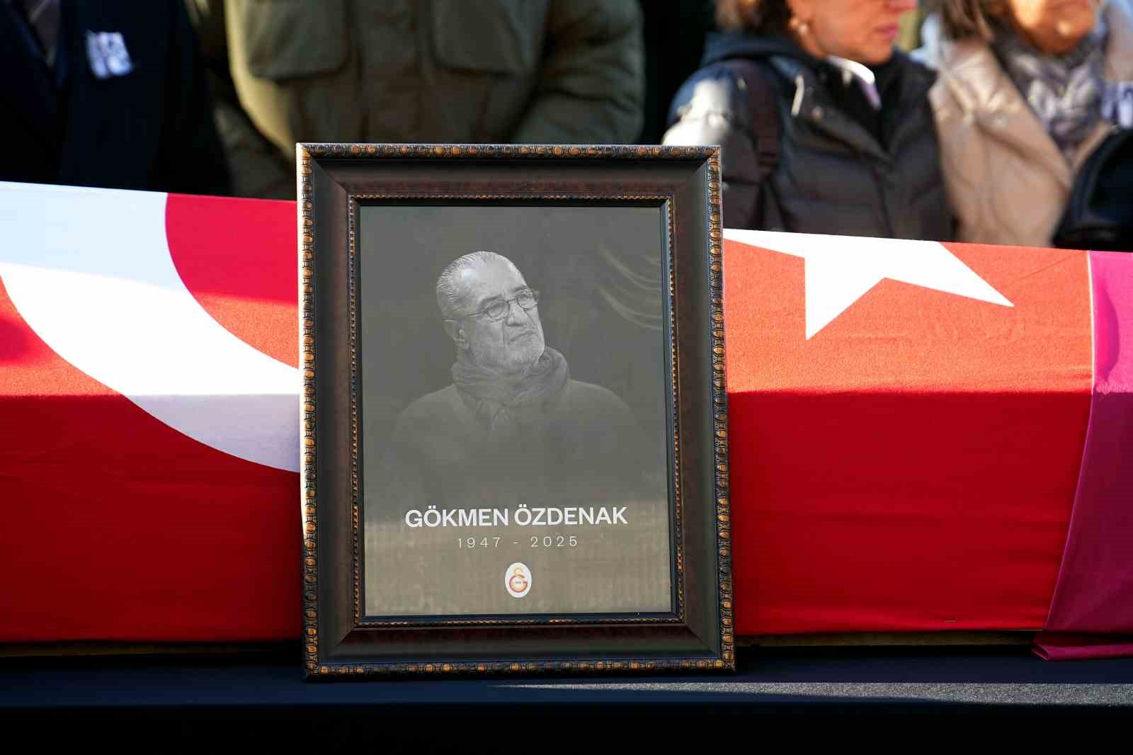 Gökmen Özdenak için stadyumda tören düzenlendi
