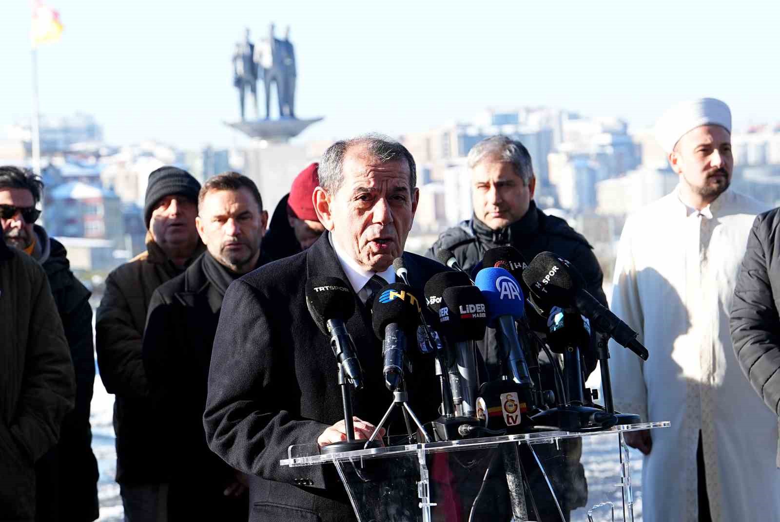 Gökmen Özdenak için stadyumda tören düzenlendi
