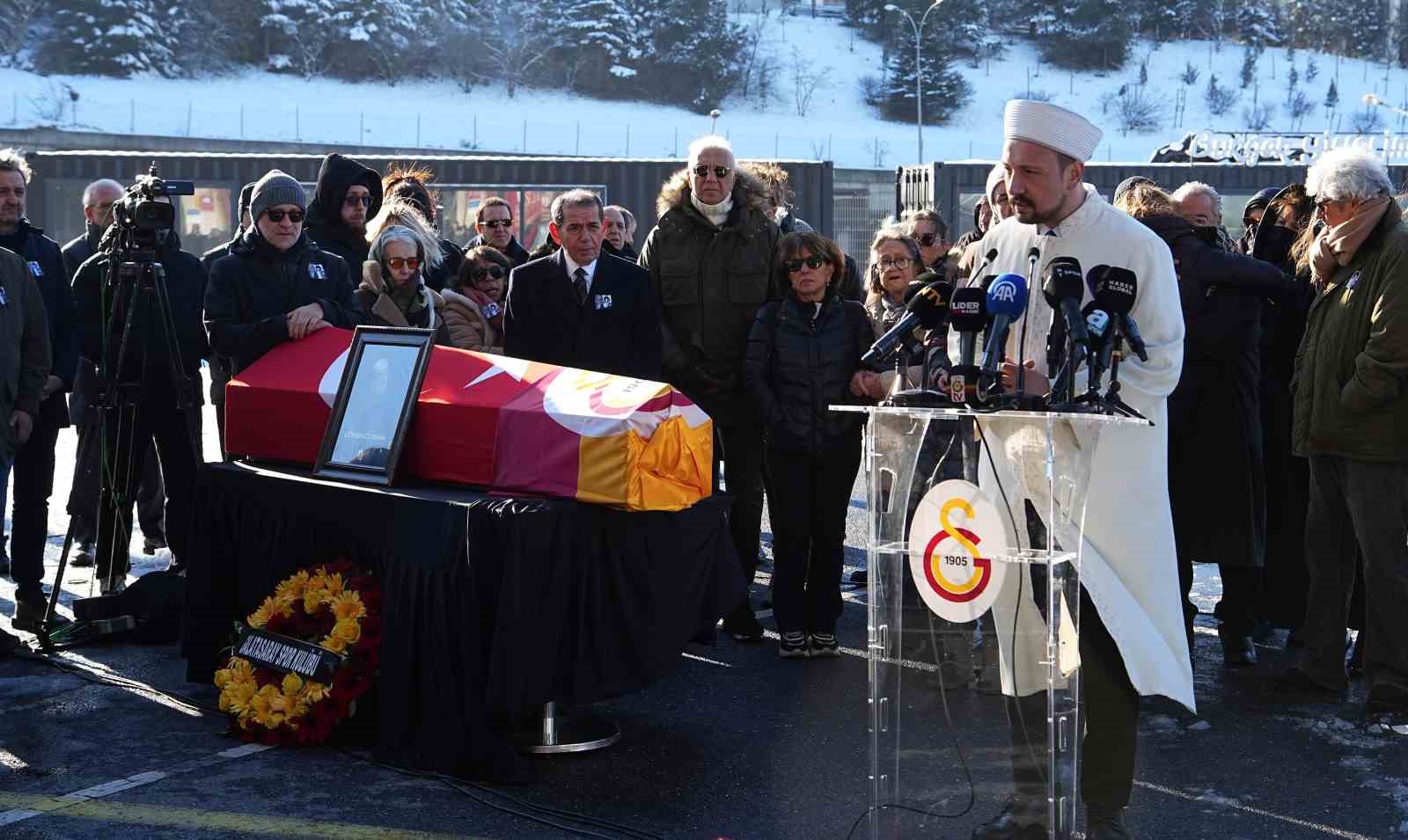 Gökmen Özdenak için stadyumda tören düzenlendi
