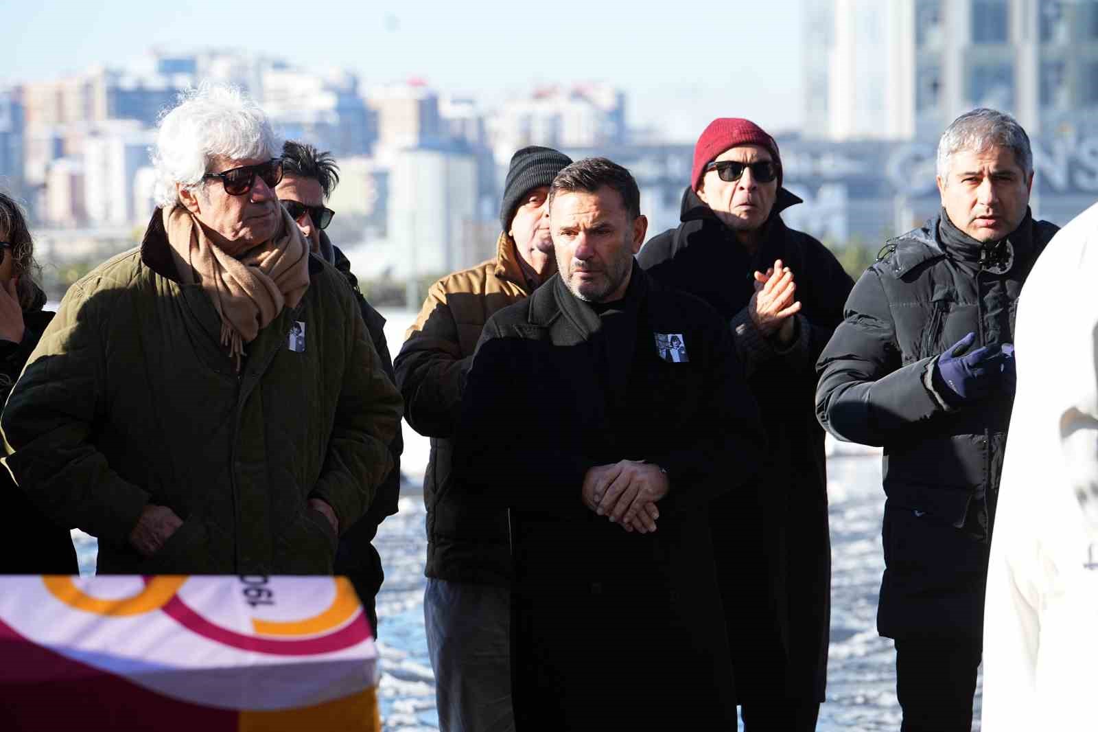 Gökmen Özdenak için stadyumda tören düzenlendi
