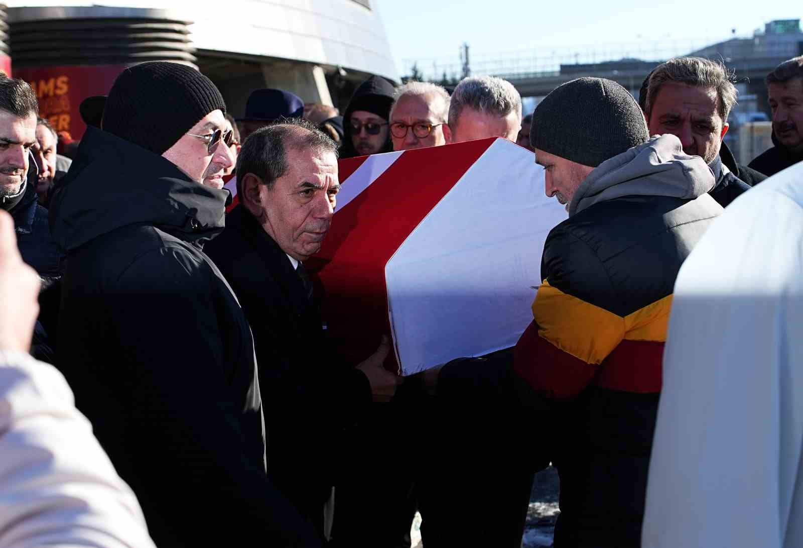 Gökmen Özdenak için stadyumda tören düzenlendi
