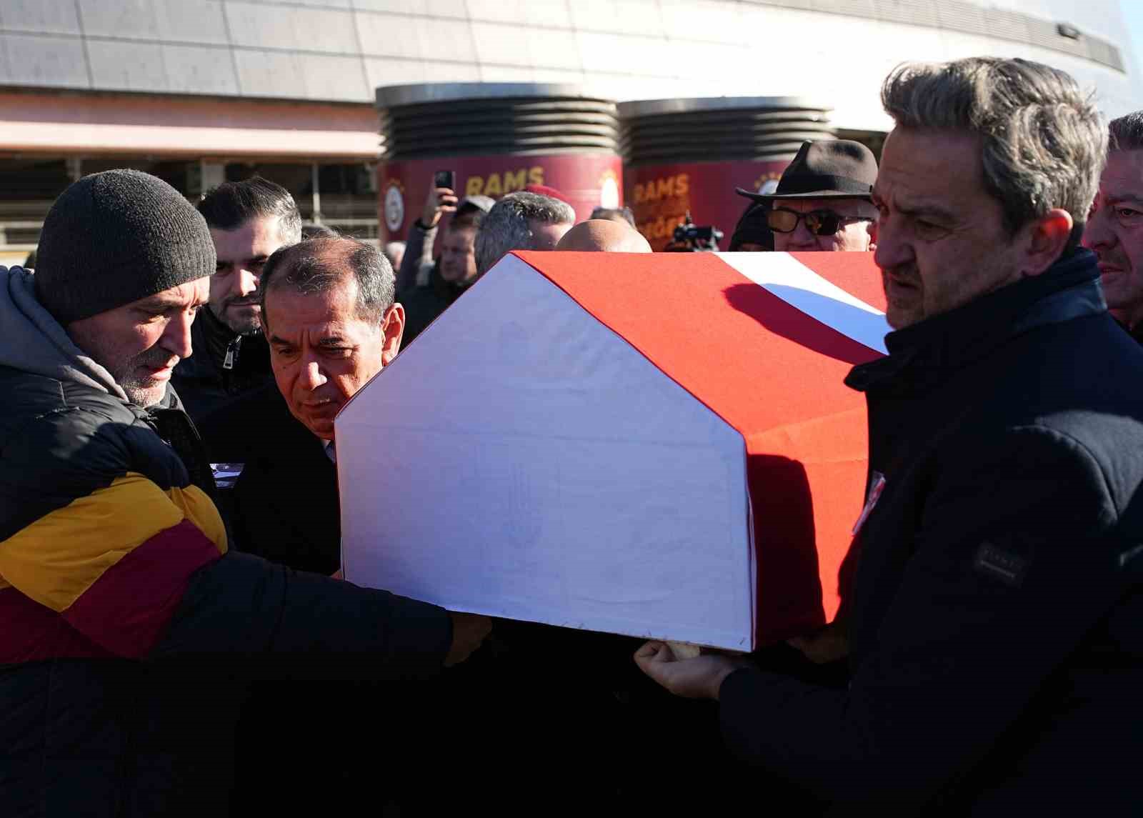 Gökmen Özdenak için stadyumda tören düzenlendi
