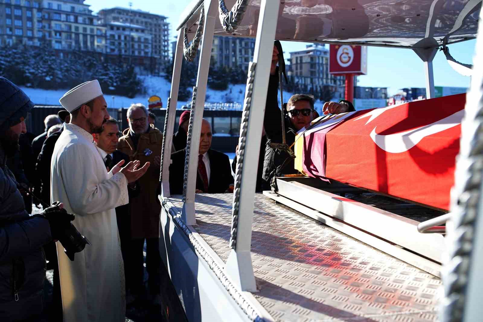 Gökmen Özdenak için stadyumda tören düzenlendi
