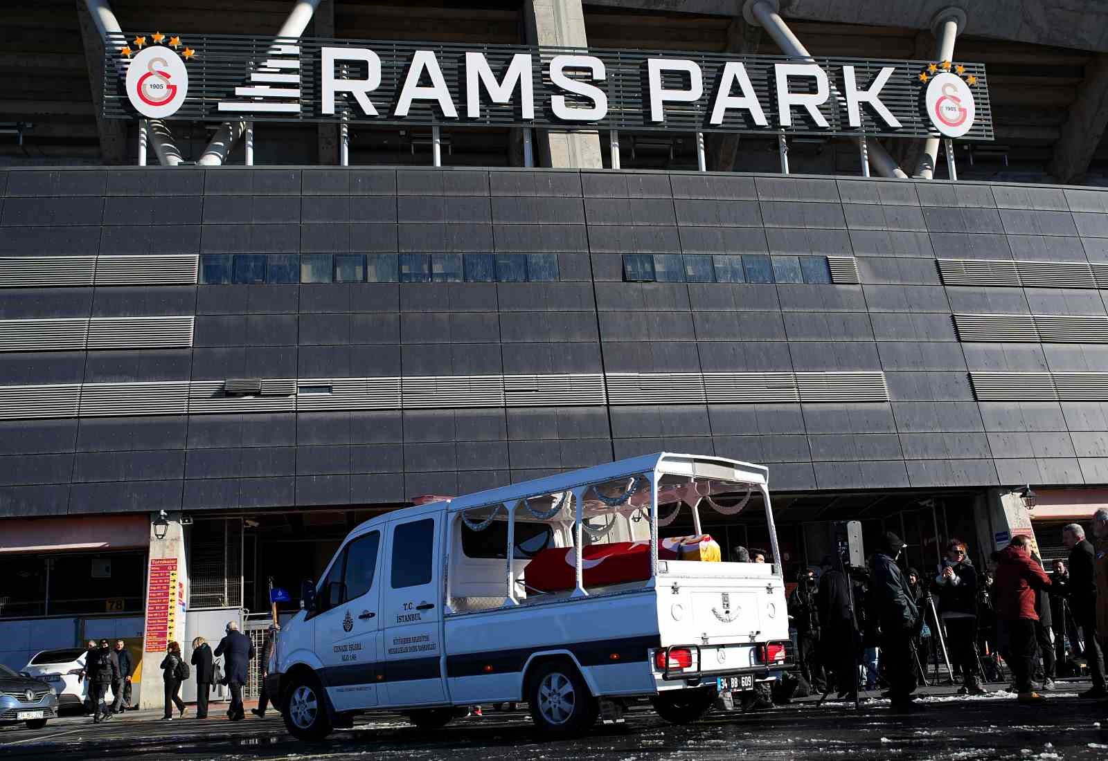 Gökmen Özdenak için stadyumda tören düzenlendi

