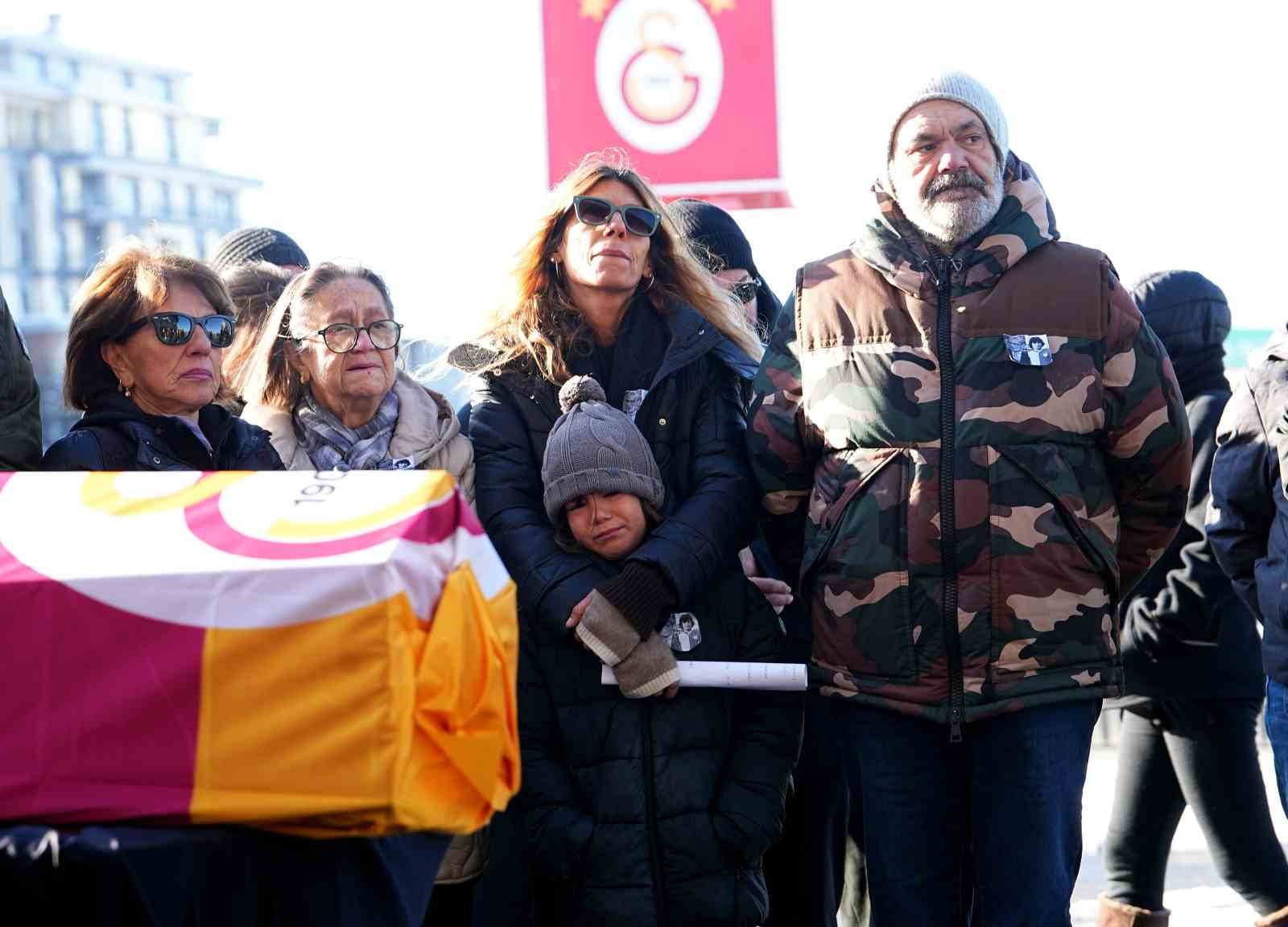 Gökmen Özdenak için stadyumda tören düzenlendi
