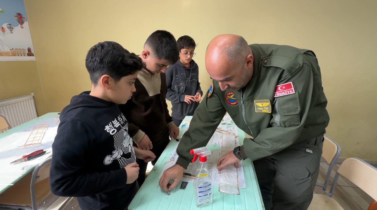 Gökyüzü meraklıları model uçakla buluştu
