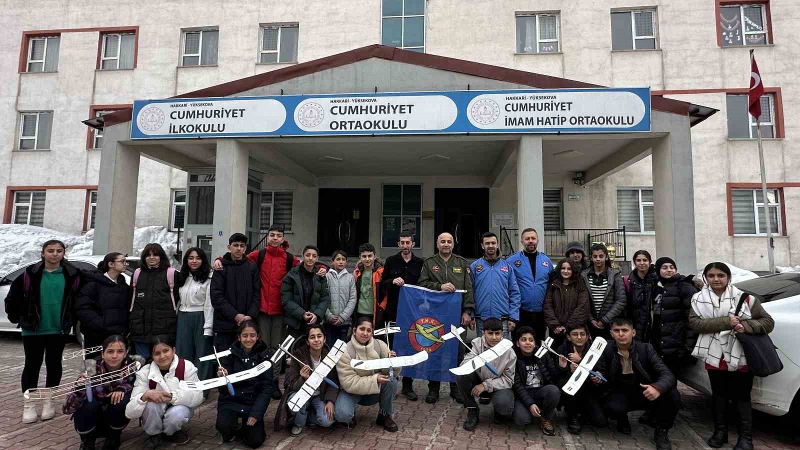 Gökyüzü meraklıları model uçakla buluştu
