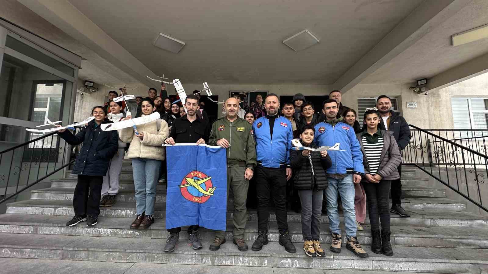 Gökyüzü meraklıları model uçakla buluştu
