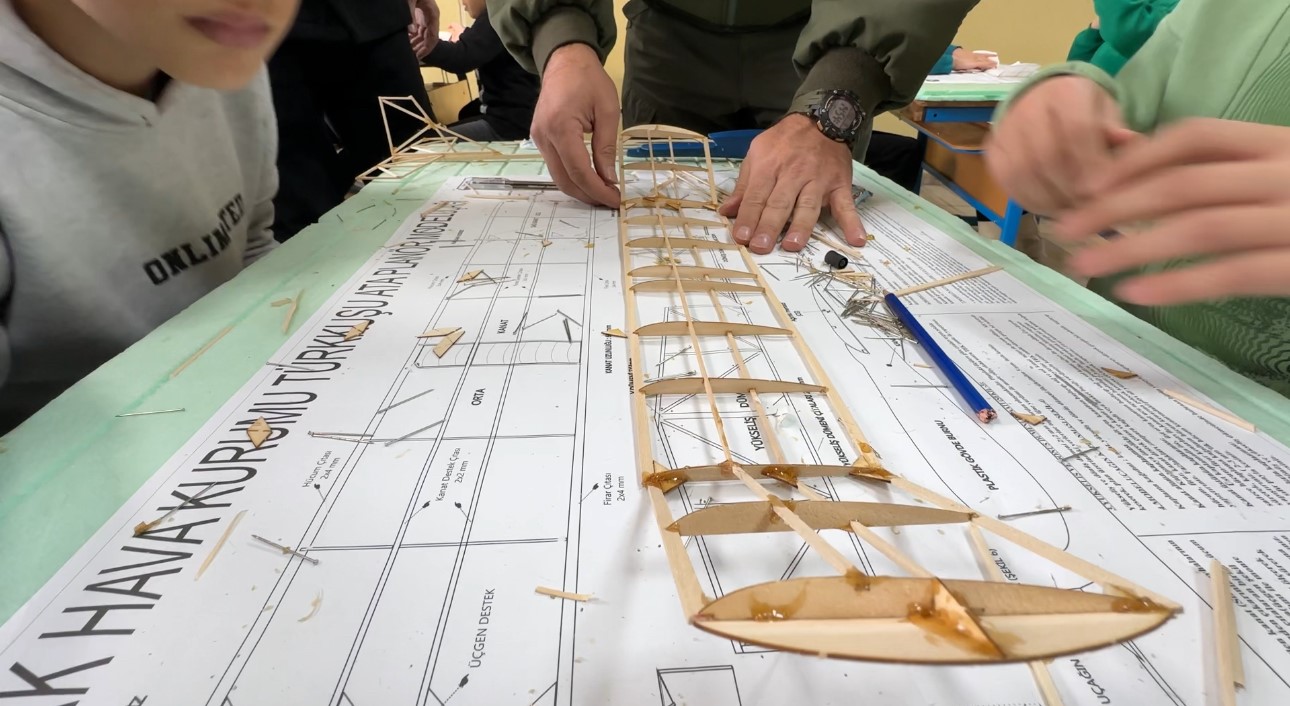 Gökyüzü meraklıları model uçakla buluştu
