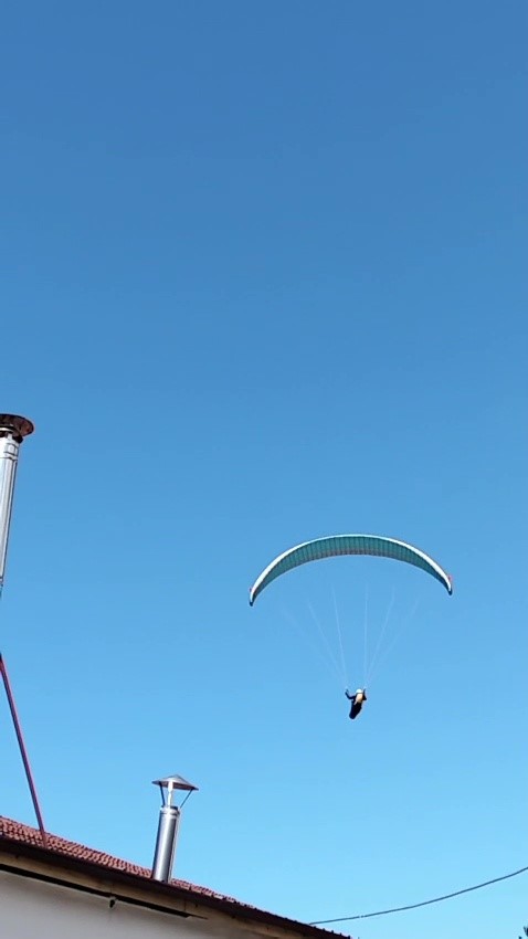 Gökyüzünde gülümseten anlar, paraşütçüyü çaya davet etti
