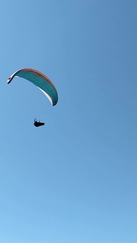 Gökyüzünde gülümseten anlar, paraşütçüyü çaya davet etti
