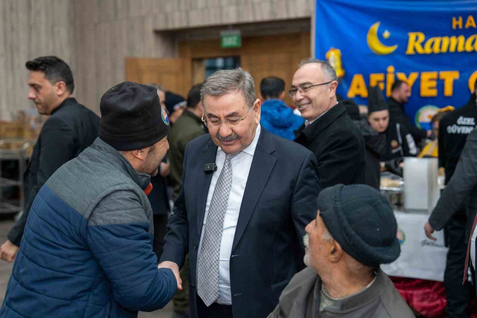 Gölbaşı Belediye Başkanı Odabaşı, ilk iftarını vatandaşlarla gerçekleştirdi
Gölbaşı Belediye Başkanı Odabaşı, ilk iftarını vatandaşlarla gerçekleştirdi