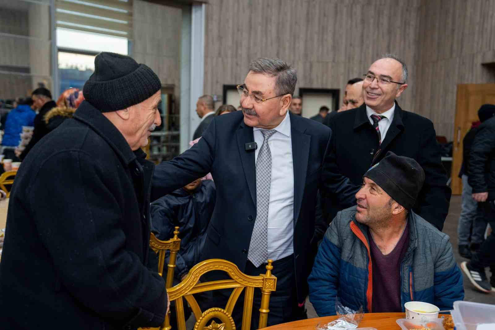 Gölbaşı Belediye Başkanı Odabaşı, ilk iftarını vatandaşlarla gerçekleştirdi
Gölbaşı Belediye Başkanı Odabaşı, ilk iftarını vatandaşlarla gerçekleştirdi