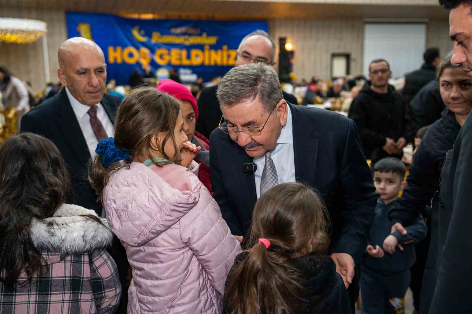 Gölbaşı Belediye Başkanı Odabaşı, ilk iftarını vatandaşlarla gerçekleştirdi
Gölbaşı Belediye Başkanı Odabaşı, ilk iftarını vatandaşlarla gerçekleştirdi