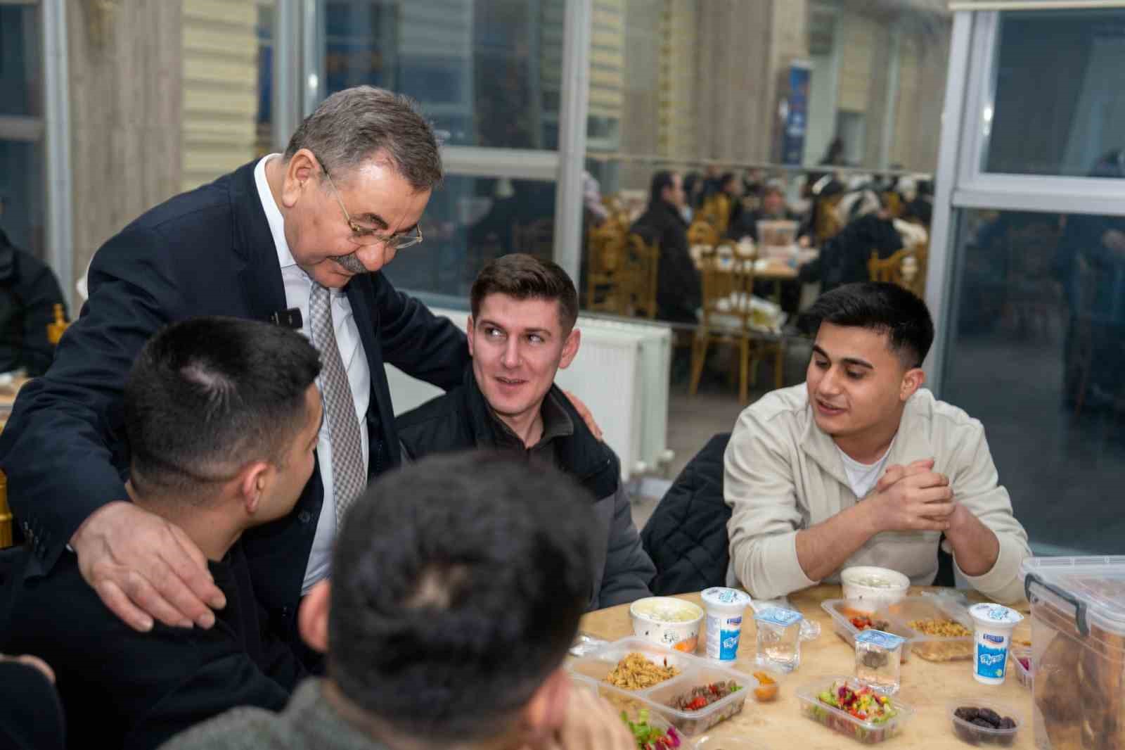 Gölbaşı Belediye Başkanı Odabaşı, ilk iftarını vatandaşlarla gerçekleştirdi
Gölbaşı Belediye Başkanı Odabaşı, ilk iftarını vatandaşlarla gerçekleştirdi