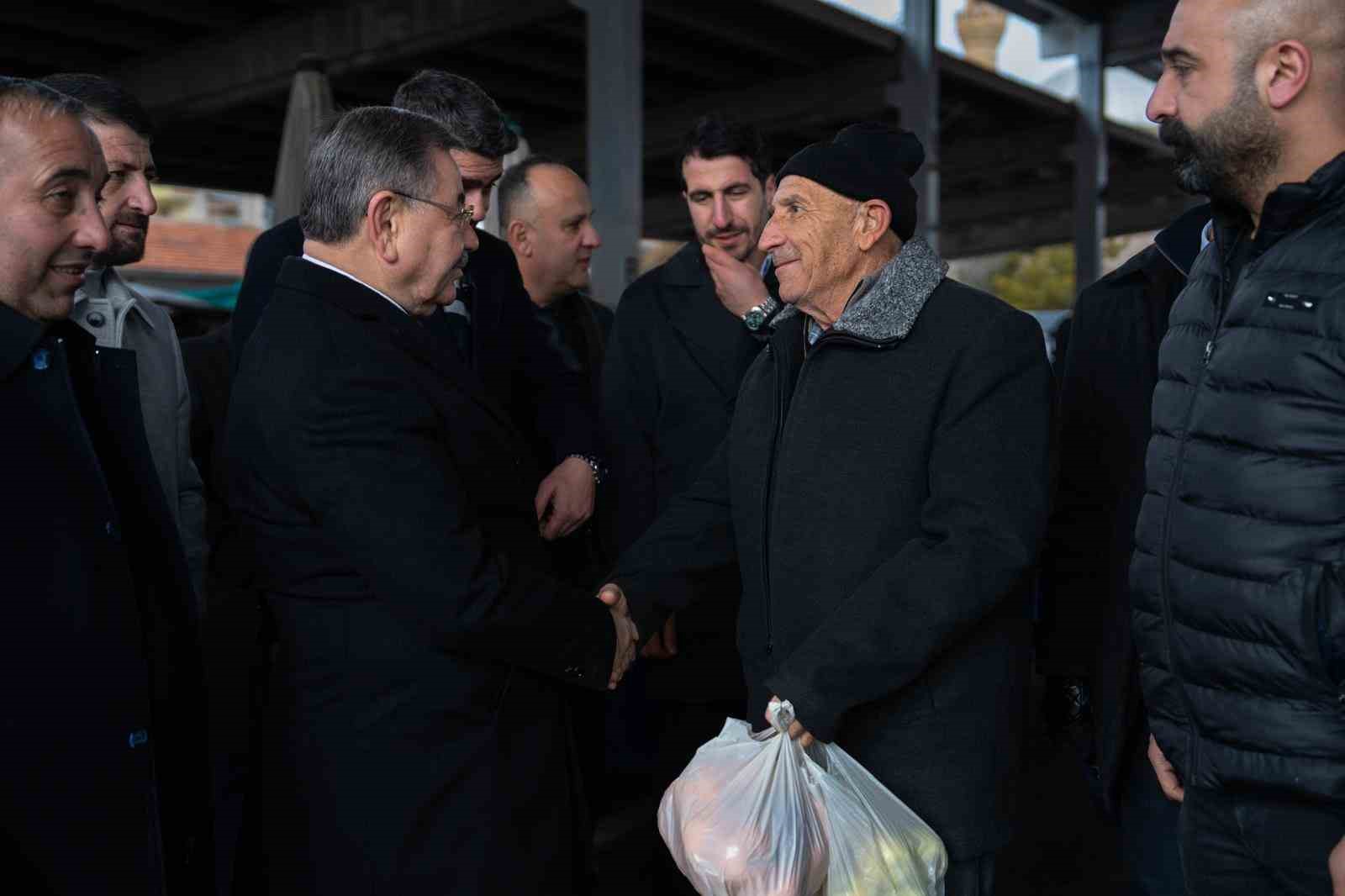 Gölbaşı Belediye Başkanı Odabaşı, semt pazarında esnaf ve vatandaşla buluştu
