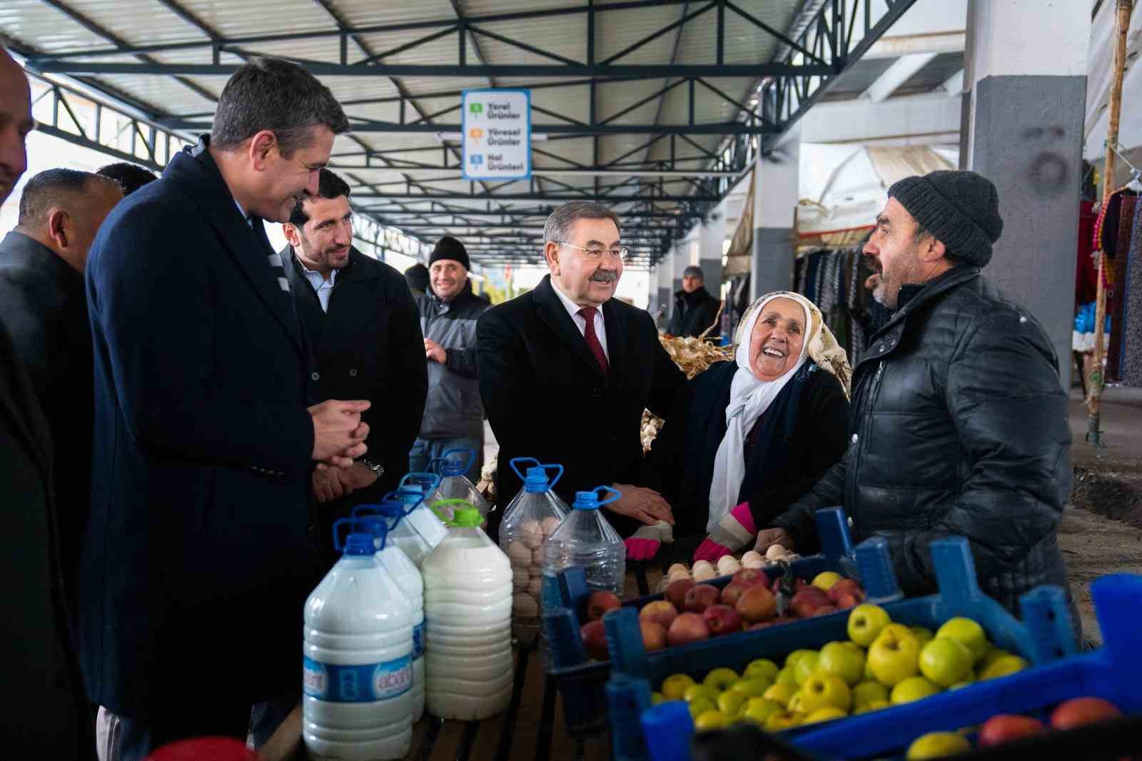 Gölbaşı Belediye Başkanı Odabaşı, semt pazarında esnaf ve vatandaşla buluştu
